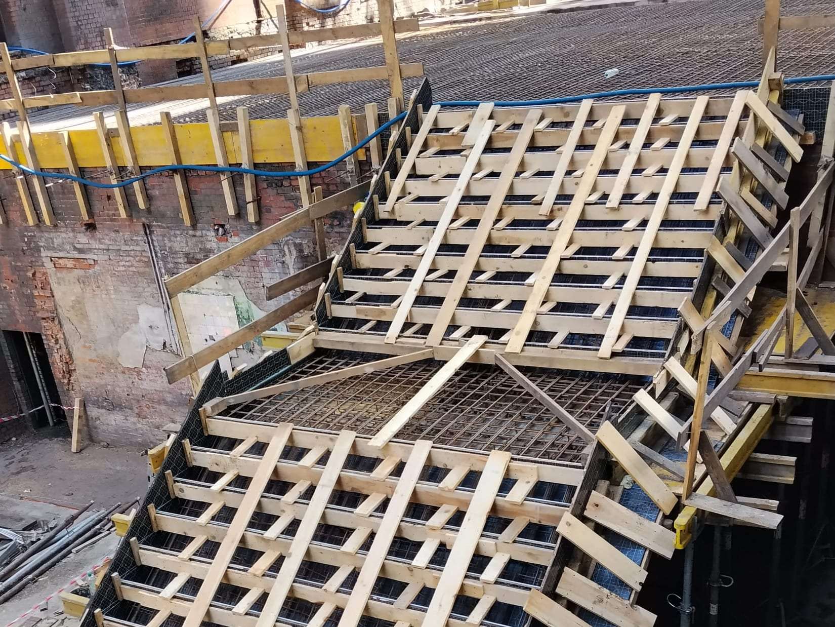 Deskowanie górnego biegu i spocznika schodów monolitycznych z siatką zbrojeniową
