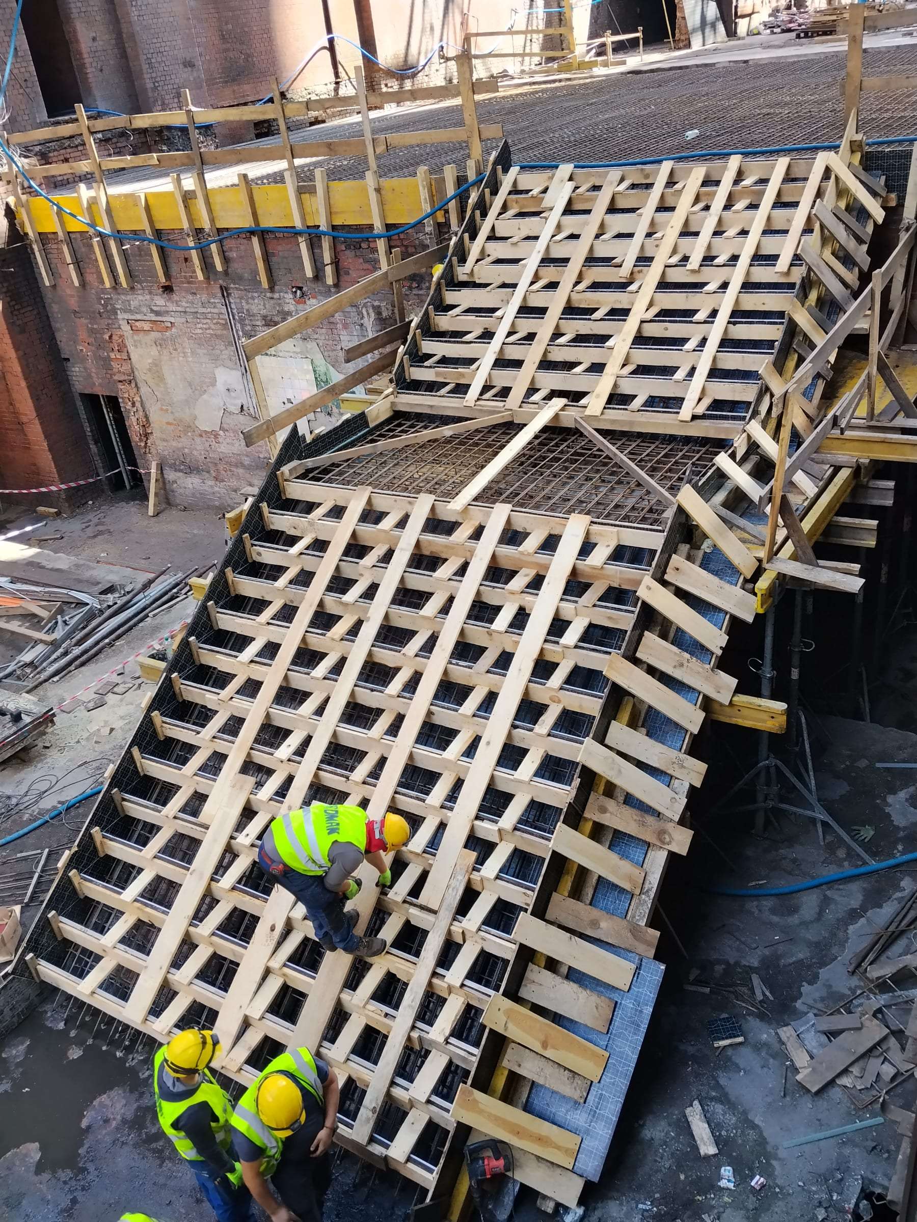 Deskowanie schodów monolitycznych ze spocznikiem przed betonowaniem